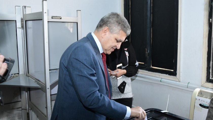 رئيس هيئة قناة السويس يشارك في الانتخابات الرئاسية