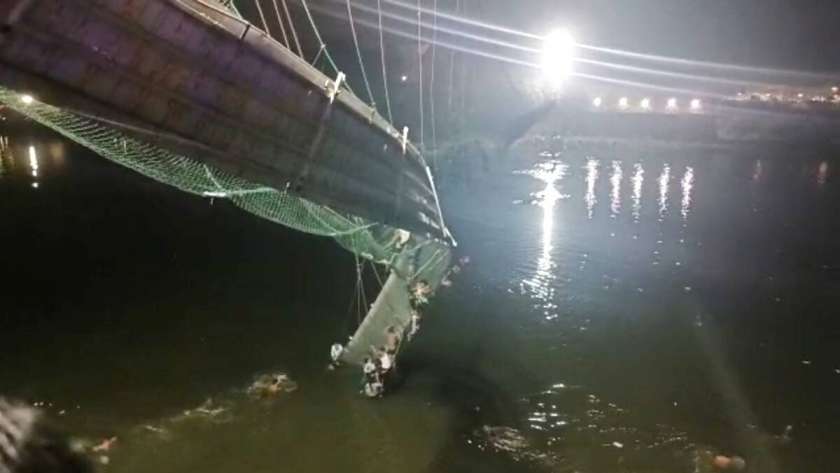 جسر جوجارت المنهار في الهند