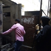 بالصور| أسقف شبرا الخيمة يتفقد آثار حريق كنيسة الأنبا مقار