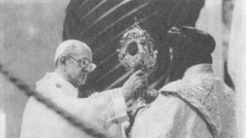 البابا شنودة خلال تسلم رفات البابا أثناسيوس