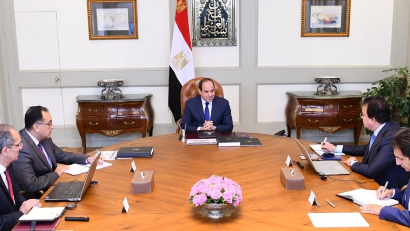 جانب من إجتماع الرئيس عبدالفتاح السيسي  رئيس الوزراء ووزيري التعليم العالي و الاتصالات