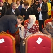 الرئيس عبدالفتاح السيسى يقبل يد إحدى الأمهات خلال احتفالية المجلس القومى لتكريم المرأة المصرية  