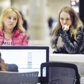 أقارب الضحايا فى المطارات الروسية يحاولون الوصول إلى ذويهم «أ.ف.ب»