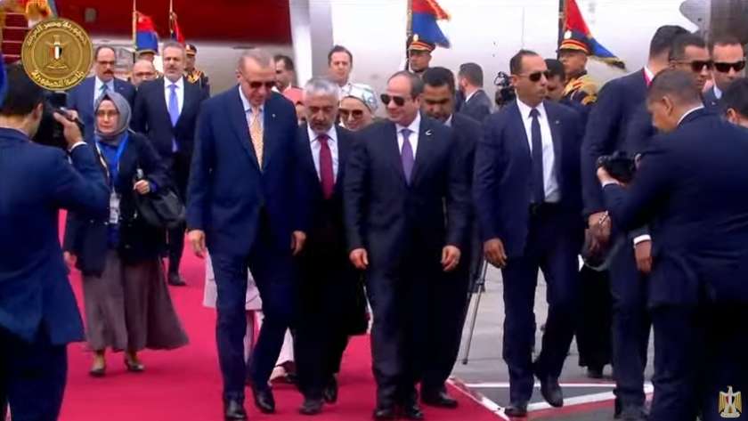 لحظة استقبال الرئيس السيسي والسيدة قرينته نظيره التركي بمطار القاهرة «صور»