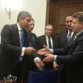 وزيرا «النقل الروسى» و«الطيران المصرى» خلال توقيع الاتفاقية