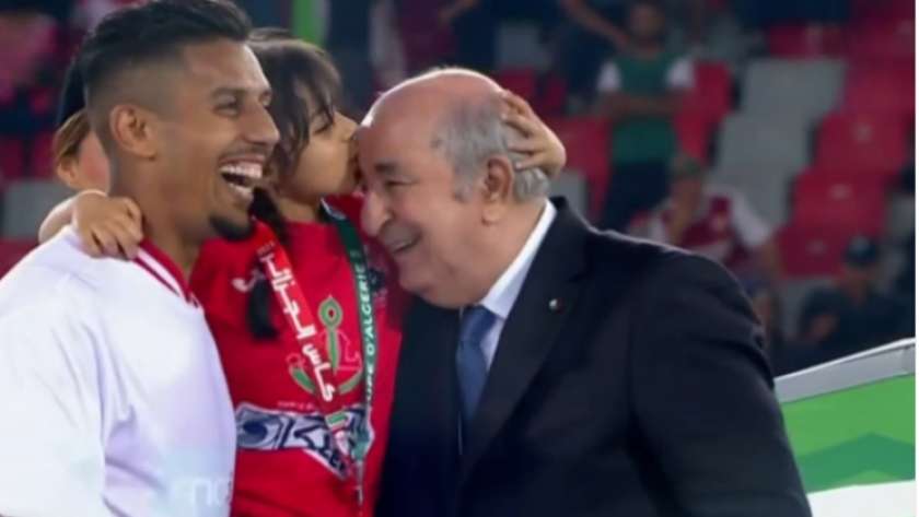 قبلة نهائي كأس الجزائر على رأس الرئيس تبون