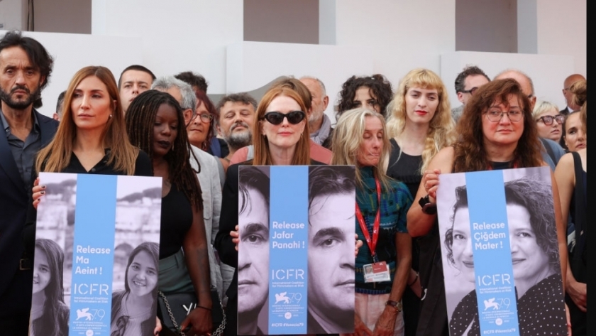 الممثلة الأمريكية جوليان مور في مسيرة احتجاجية ضد اعتقال جعفر بناهي