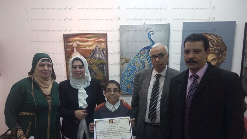 تكريم طفل لتميز لوحاته بمعرض الفن التشكيلي بأتيلية القاهرة