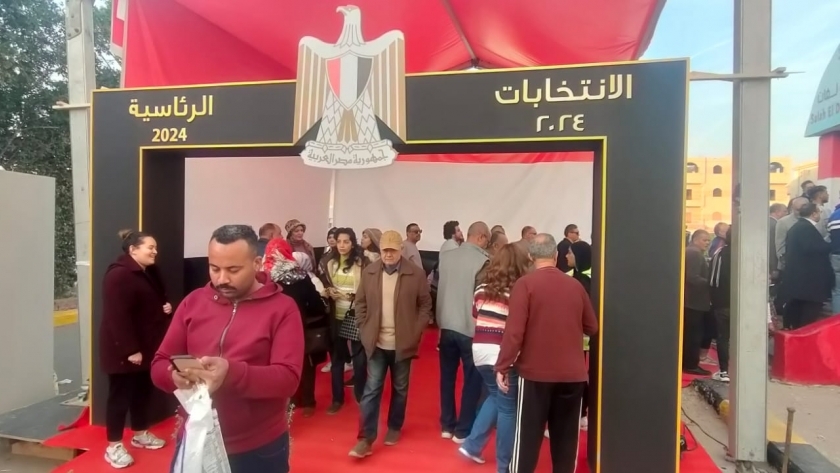 كثافة من قبل الناخبين بالقاهرة الجديدة أمام اللجان الانتخابية