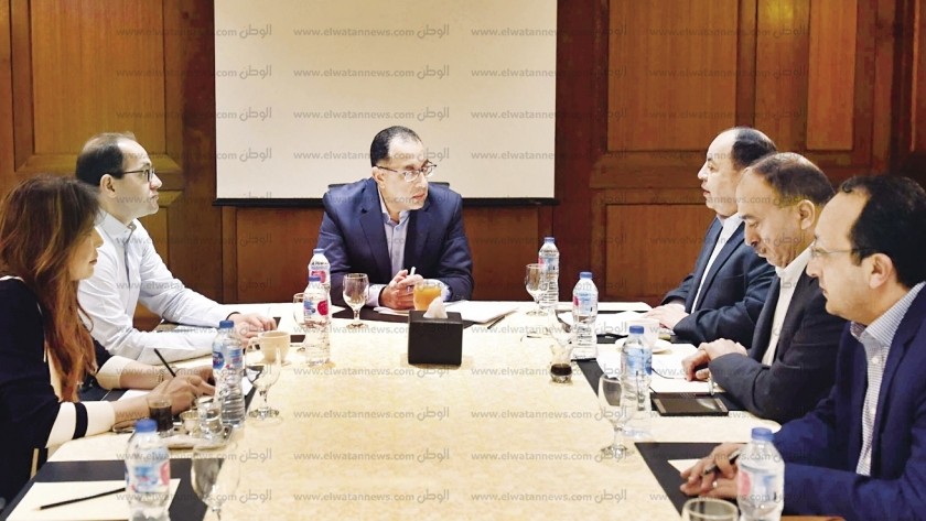 «مدبولى» أثناء اجتماعه مع وزير المالية ونائبيه فى شرم الشيخ