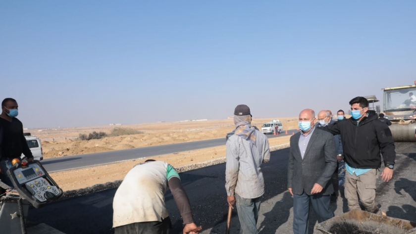 وزير النقل يتابع تنفيذ طريق الصعيد الصحراوي: راعوا المواصفات القياسية