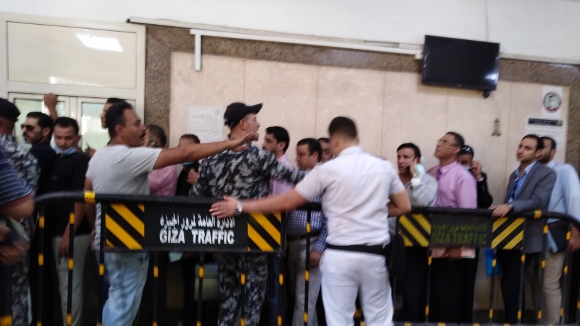 الشرطة تفرض سيطرتها على أنصار المرشحين بمحكمة شمال الجيزة
