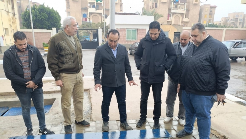 المهندس على سعد خلال جولة تفقدية لتفقد الأوضاع بمدينة الشروق عقب هطول أمطار غزيرة اليوم