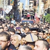 الآلاف من المواطنين والقيادات الشعبية والتنفيذية خلال تشييع جثمان الشهيد «محمد السولية» أمس بالدقهلية