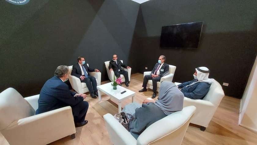 جانب من اجتماع وزير البترول مع رئيس شركة دراجون أويل الإماراتية