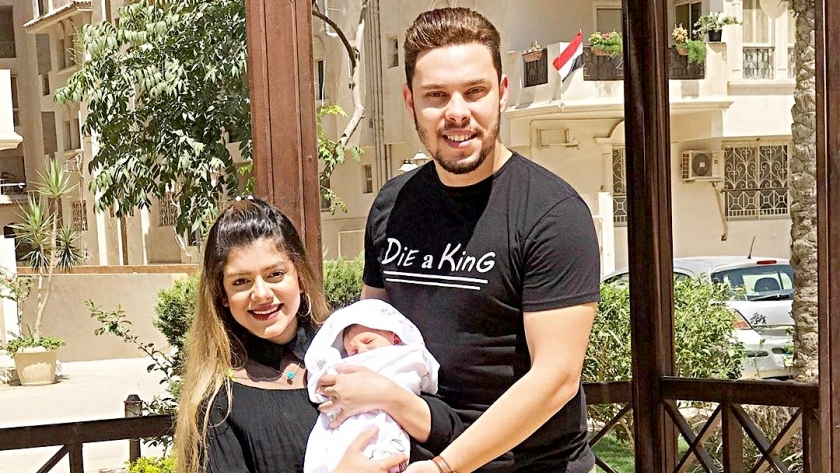 أحمد حسن وزوجته زينب وطفلتهما
