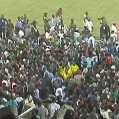 حظة اقتحام جماهير نيجيريا ملعب مباراة مصر