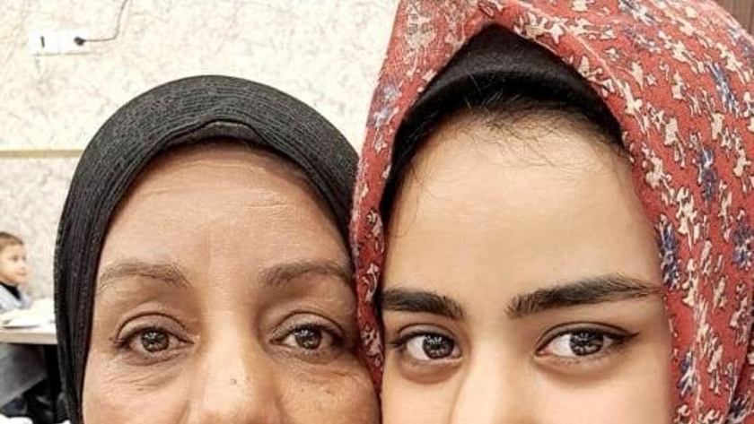 حليمة سلامة عبد السميع سلامة الأم المثالية الأولى بالفيوم رفقة ابنتها الدكتورة يارا