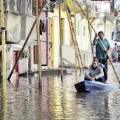 الأهالى واجهوا غرق الشوارع بـ«المراكب» فى عدد من مناطق الإسكندرية «صورة أرشيفية»