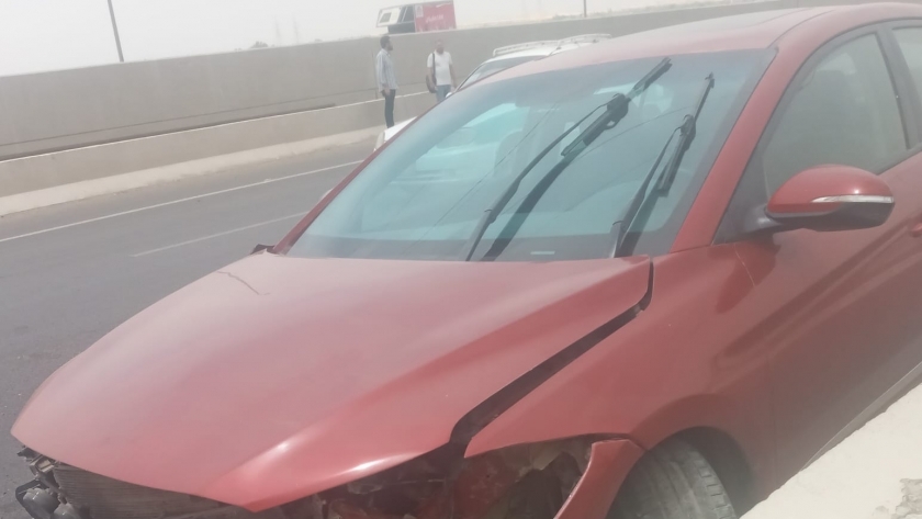 حادث تصادم سيارة ملاكي برصيف على طريق أسيوط الغربي