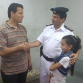 شرطة النقل تعيد طفلة تائهة لأسرتها