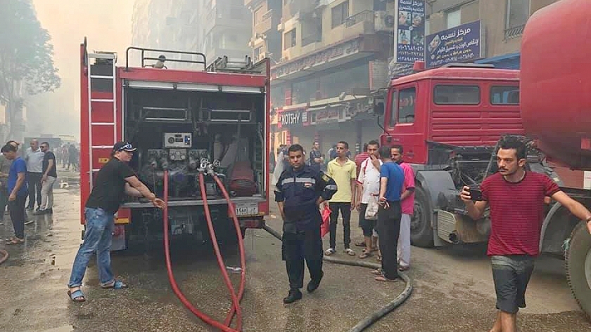 سيارات الإطفاء تسيطر علي النيران