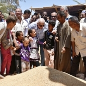 بالصور| محافظ أسوان يتفقد مشروع شباب الخريجين بالنقرة مع بدء حصاد القمح