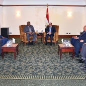 الرئيس خلال لقاءه الفريق اول بكري حسن النائب الاول لرئيس السودان