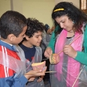 جانب من ورشة تعليم الأطفال صناعة الفخار