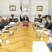 الرئيس خلال اجتماعه مع كبار المسئولين