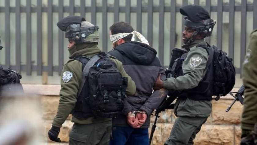 قوات الاحتلال الإسرائيلي تعتقل فلسطينيين.. أرشيفية