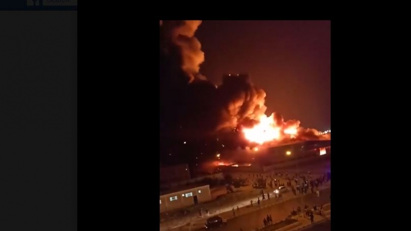 صورة من حريق أحد مصانع الأسفنج بالعبور