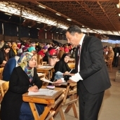 جانب من جولة نائب رئيس جامعة عين شمس لمتابعة امتحانات الكليات