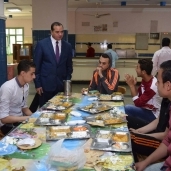 رئيس جامعة سوهاج يتابع وجبة "الغذاء" المقدمة لطلبة المدينة الجامعية