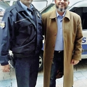 شرطى تركى وإخوانى أمام مقر الجماعة بإسطنبول