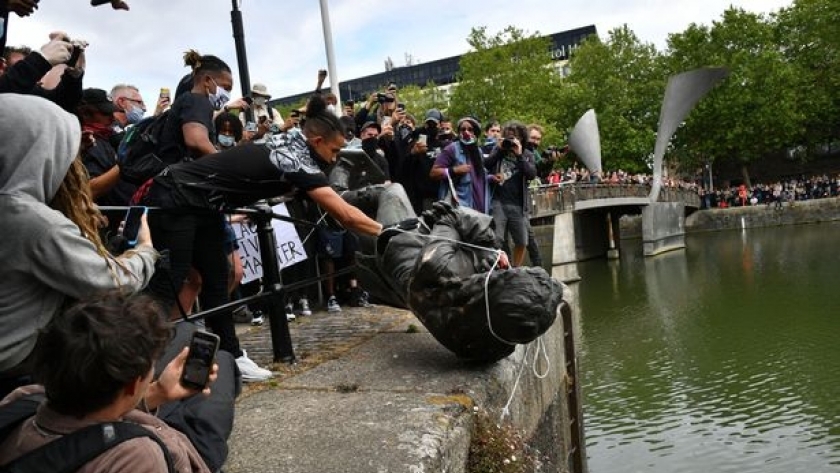 متظاهرون بريطانيون يلقون تمثال تاجر الرقيق إدوارد كولستون فى نهر بريستول