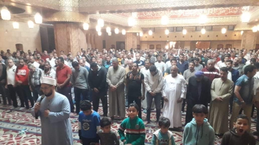 مئات المصلون في أحد مساجد جنوب سيناء