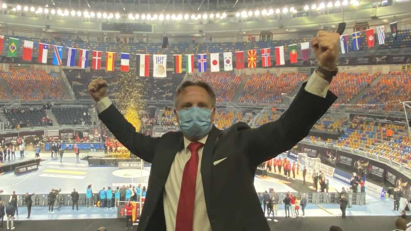 سفير الدنمارك بالقاهرة سڤند أولينج يحتفل بفوز بلاده بكأس العالم لكرة اليد
