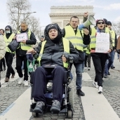 متظاهرو «السترات الصفراء» بالقرب من قوس النصر فى باريس «أ.ف.ب»