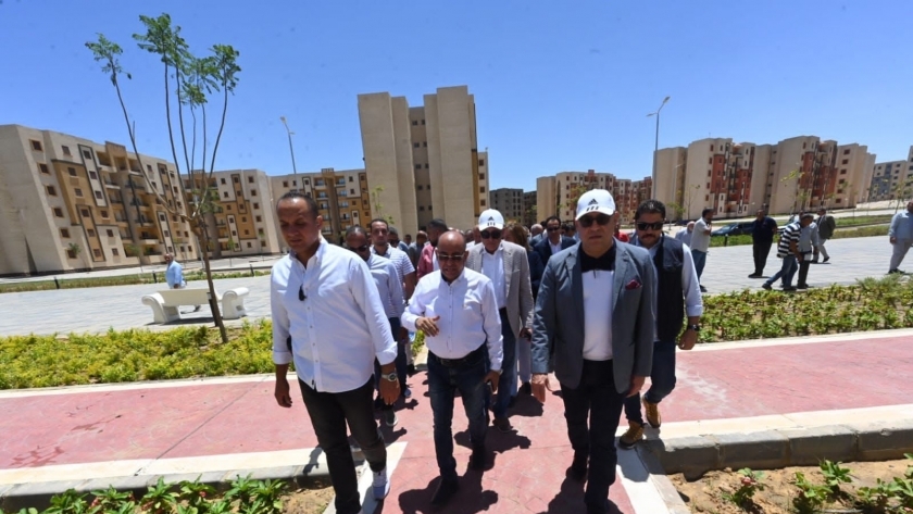 وزير الإسكان يتفقد وحدات سكن كل المصريين ومشروعات مرافق المنطقة الصناعية بأكتوبر الجديدة