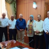 محافظ بورسعيد خلال اجتماعه بالفريق التنفيذي داخل محافظة بورسعيد