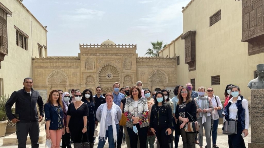زوجات سفراء 20 دولة بالعالم في زيارة إلى مجمع الأديان بمصر القديمة