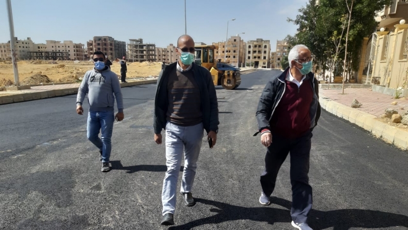 مسؤولو «الإسكان» يتابعون سير العمل بمحور الشهيد خالد مغربي