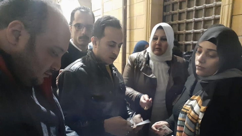 تقديم مساعدات لسكان العقار المنهار جزئيا في الإسكندرية