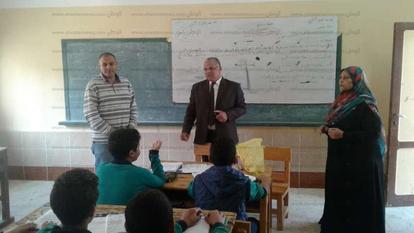 في جولة تفقدية مدير تعليم الإسماعيلية يشدد علي تحسين مستوى القراءة للغتين العربية والإنجليزية .