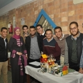 طلاب معهد إسكندرية العالى للعلوم والتكنولوجيا مع أحد ابتكاراتهم لتوفير الطاقة الكهربائىة