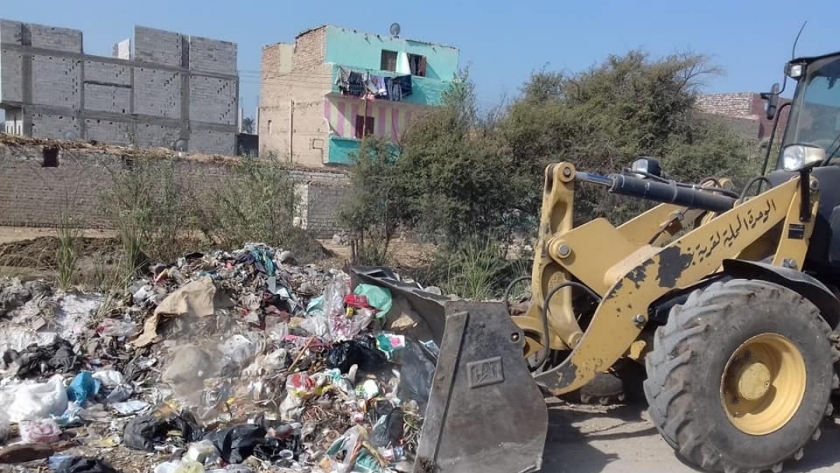 حملات لرفع وإزالة القمامة من شوارع مدينة منفلوط بأسيوط