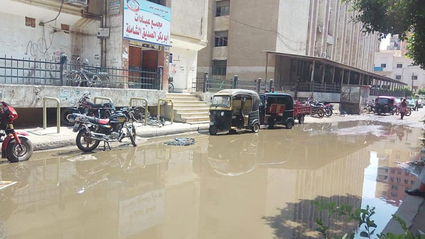 المياة تحاصر مجمع المصالح الحكومية بمدينة شبين الكوم والأهالي يشتكون أعاقة حركة السير