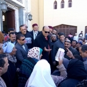 محافظ مطروح مع المواطنين أمام المسجد الكبير ويحل مشاكلهم