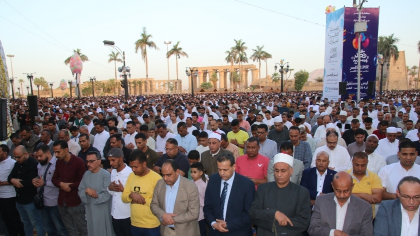 آلاف الأقصريين يؤدون صلاة عيد الفطر المبارك